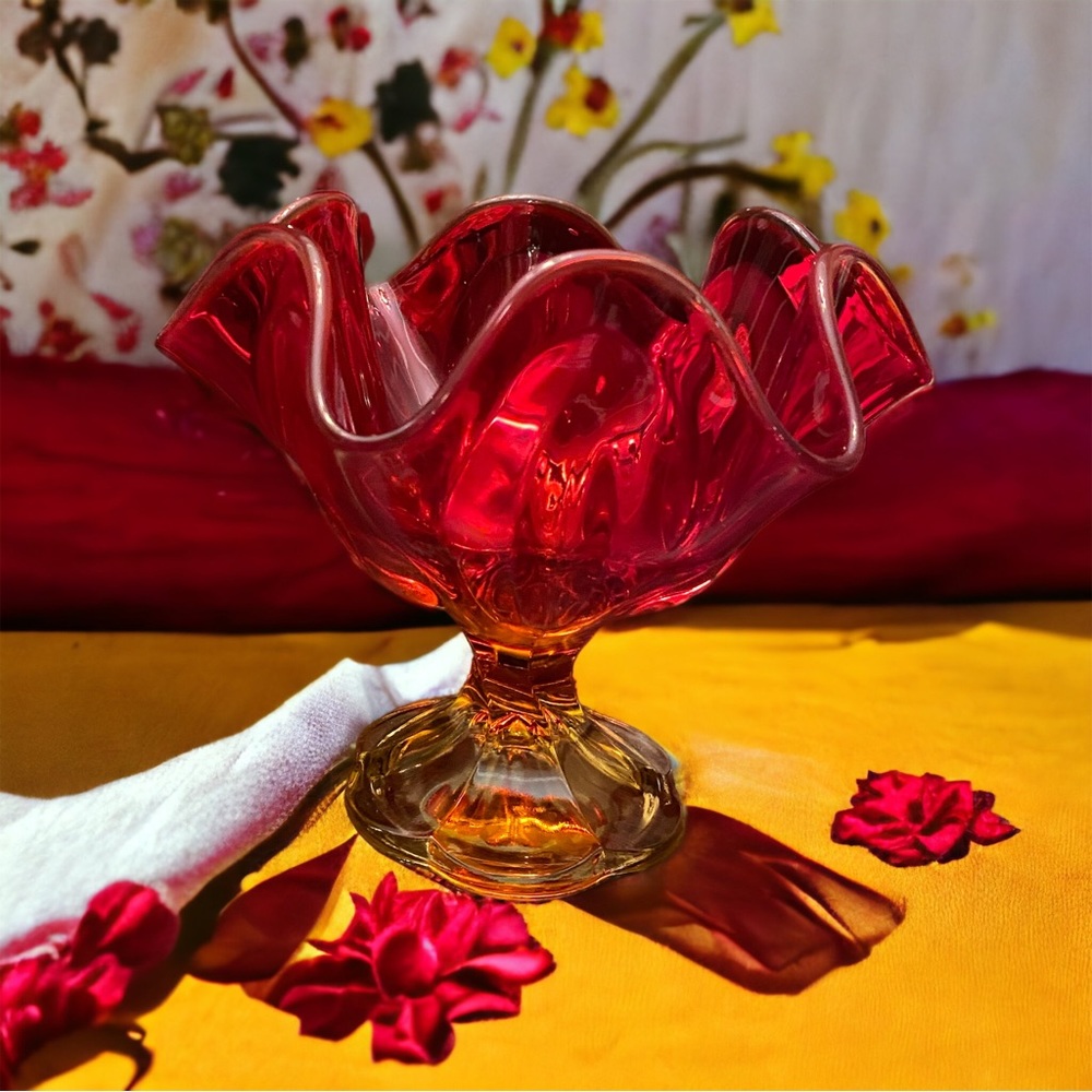 Vintage ~ L.E. Smith Glass ~ Simplicity 6 Petal Footed Vase ~ Amberina Flame - Picture 3 of 9